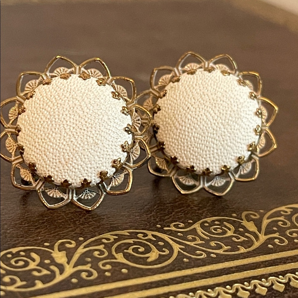 🍄Vintage Leather Filigree Button Style Screw-back Earrings